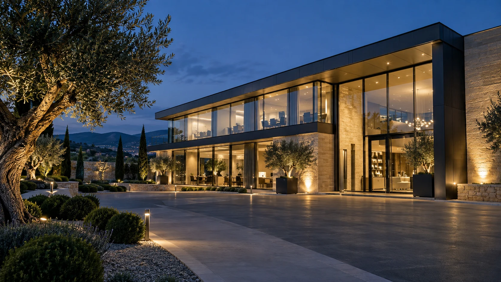 Bâtiment professionnel avec entrée et façades vitrées